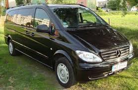 Bus Mercedes czarny na postoju